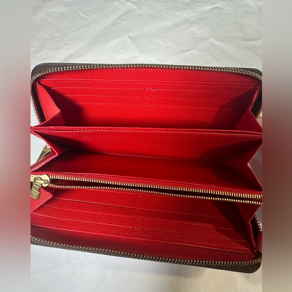 Louis Vuitton zippy wallet